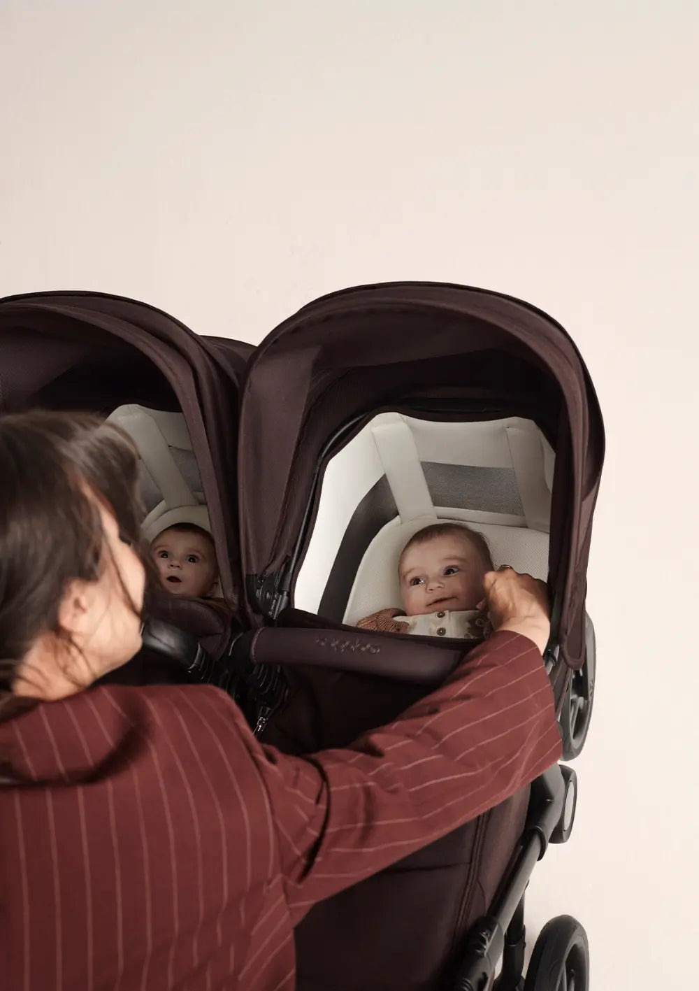 Zwillinge in Babywannen im Bugaboo Zwillingskinderwagen 'Donkey 6 Twin' Cocoa Brown