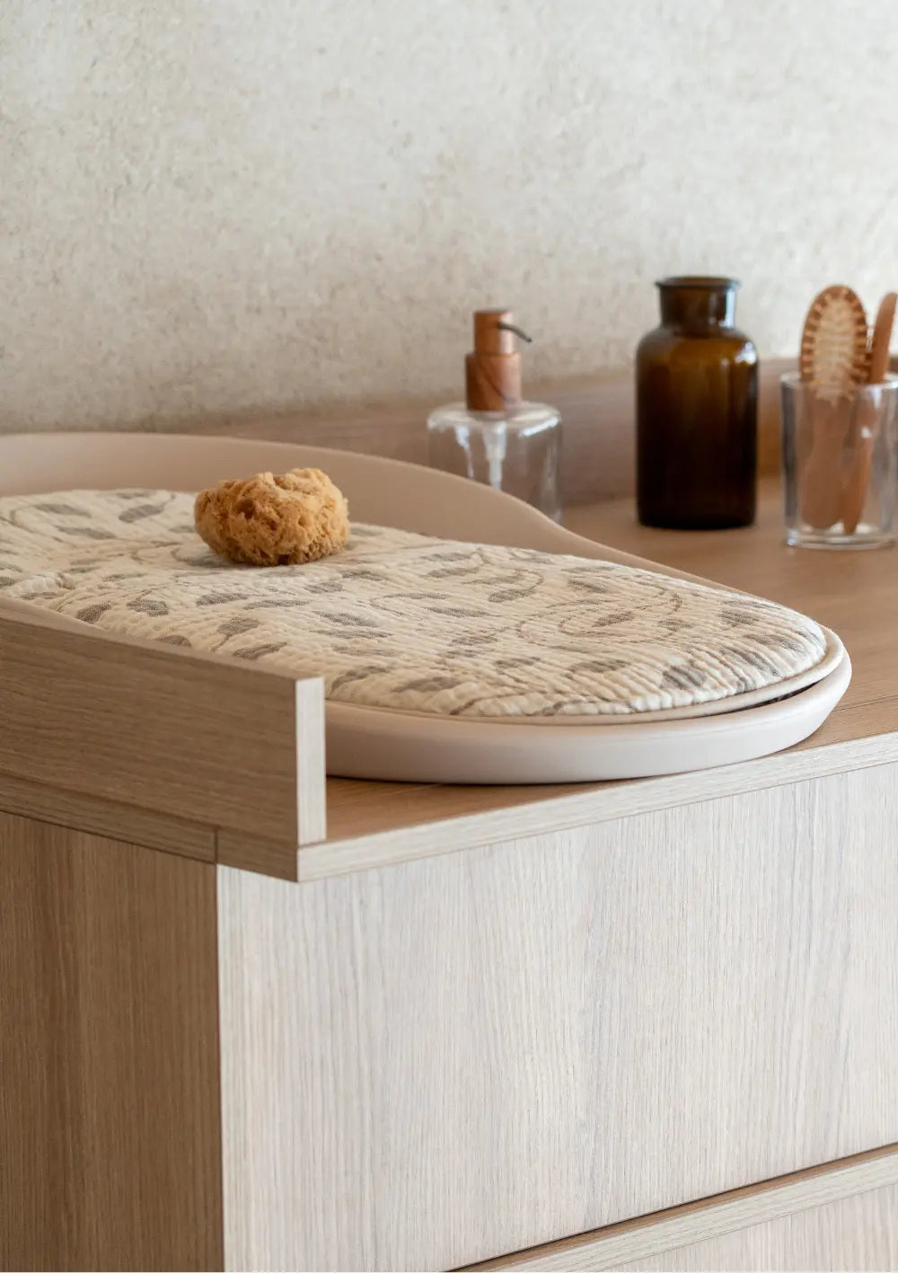 Wickelauflage 'Mamee' mit Inlay Leaf auf (Wickel-)Kommode 'Kyo' Honey Ash platziert