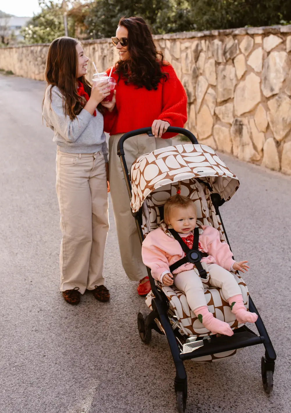 Familie unterwegs mit Joolz Travel-Set Buggy & Trage 'Aer2 x Wildride' Boho