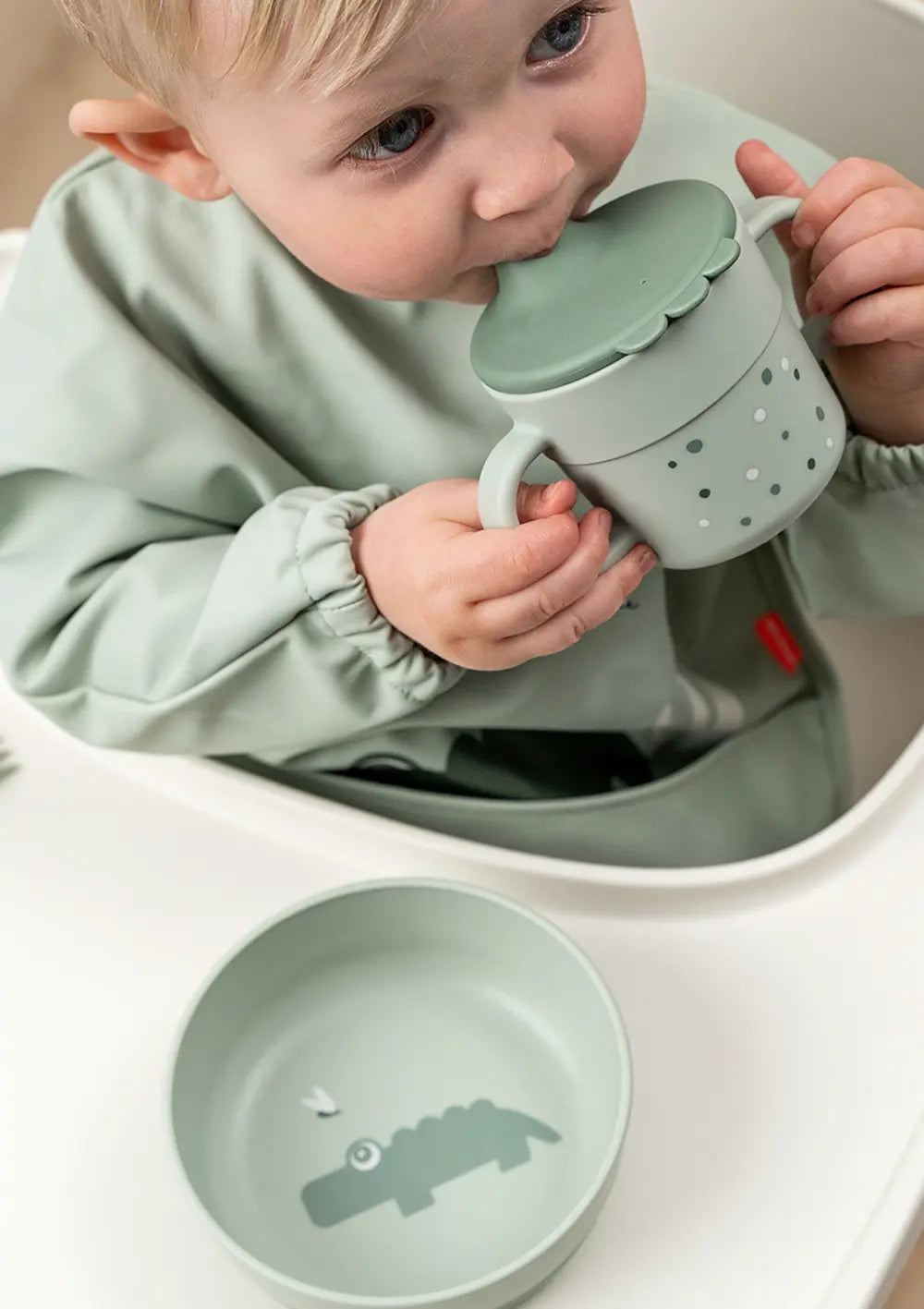 Kind trinkt aus Done by Deer Trinklernbecher 'Foodie' Happy dots grün mit Schnabelaufsatz