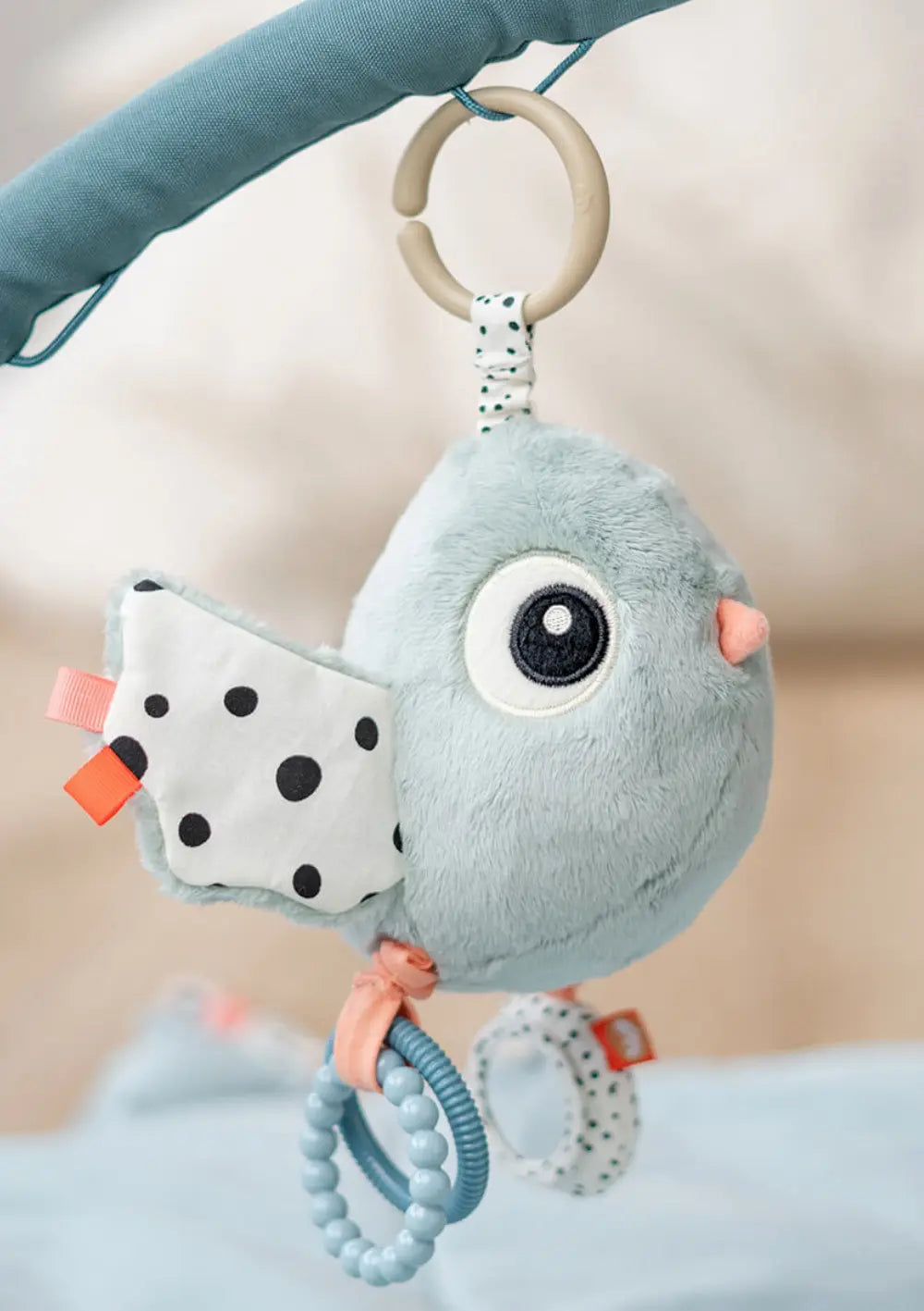 Done by Deer Spielzeuganhänger 'Birdee' blau, befestigt am einem Spielbogen
