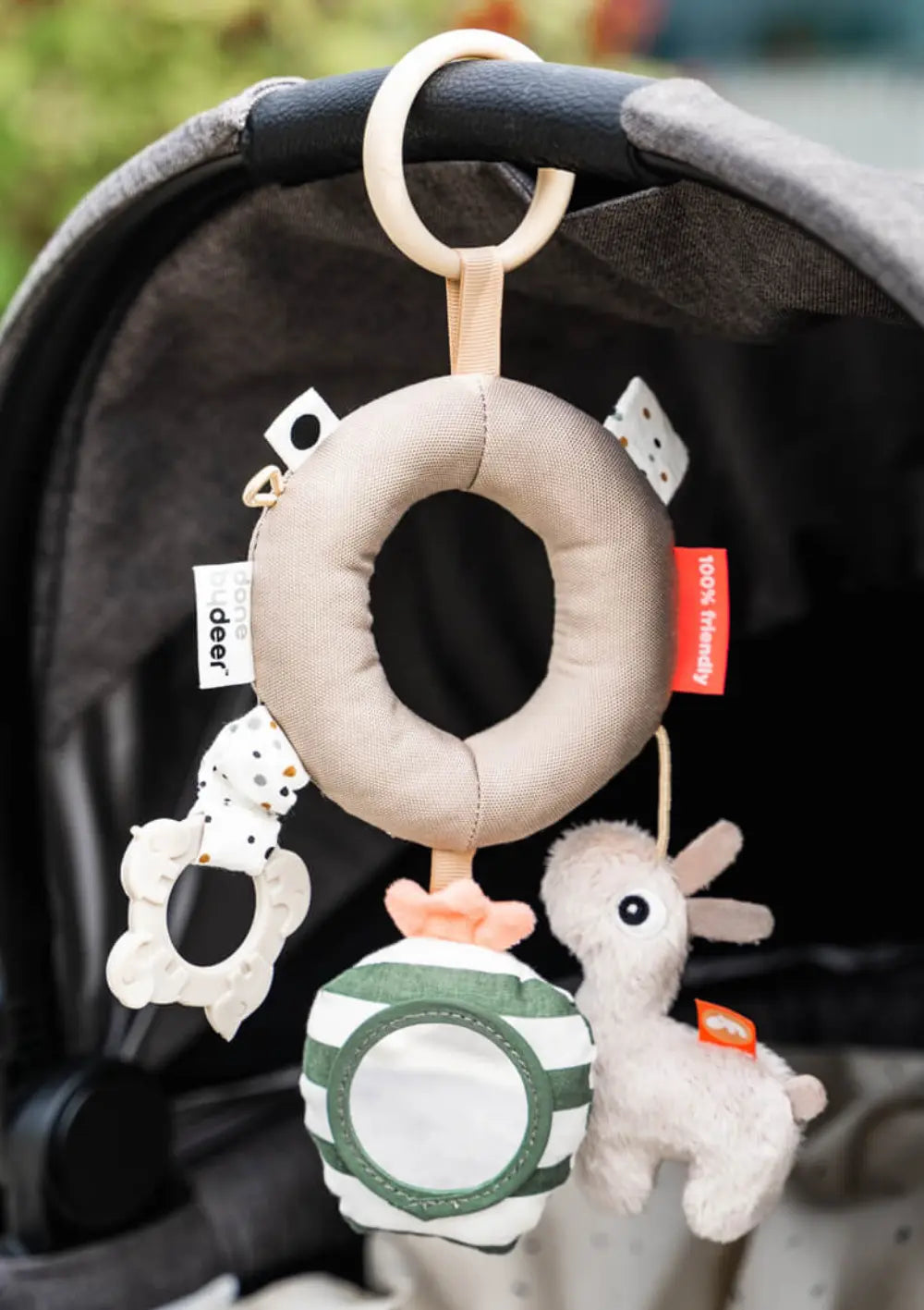 Done by Deer Spielzeuganhänger 'Lalee' sand, befestigt am Sonnenverdeck der Kinderwagen-Babywanne