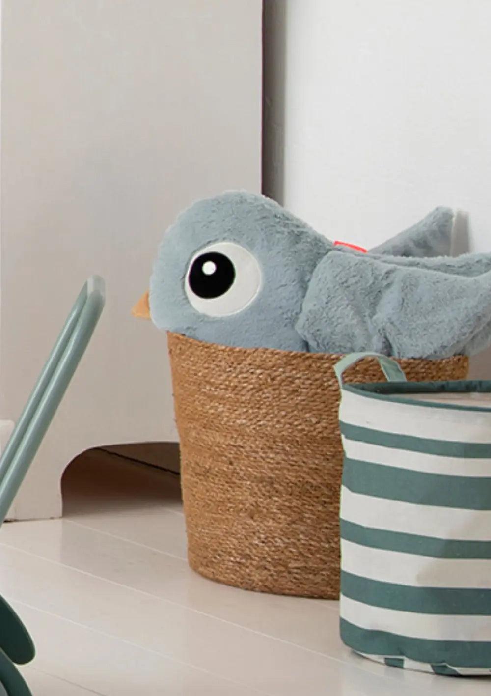 Done by Deer Kuscheltier 'Birdee' medium blau – platziert in einem Korb