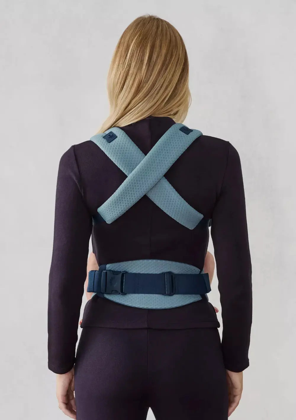 Frau trägt Baby in der Ergobaby Babytrage 'Omni Lite' Mesh Slate Blue (Rückansicht)