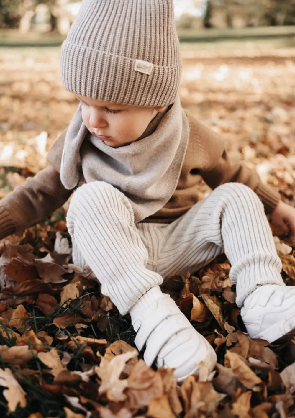 Kind trägt Strickgut Babyleggings zum Mitwachsen
