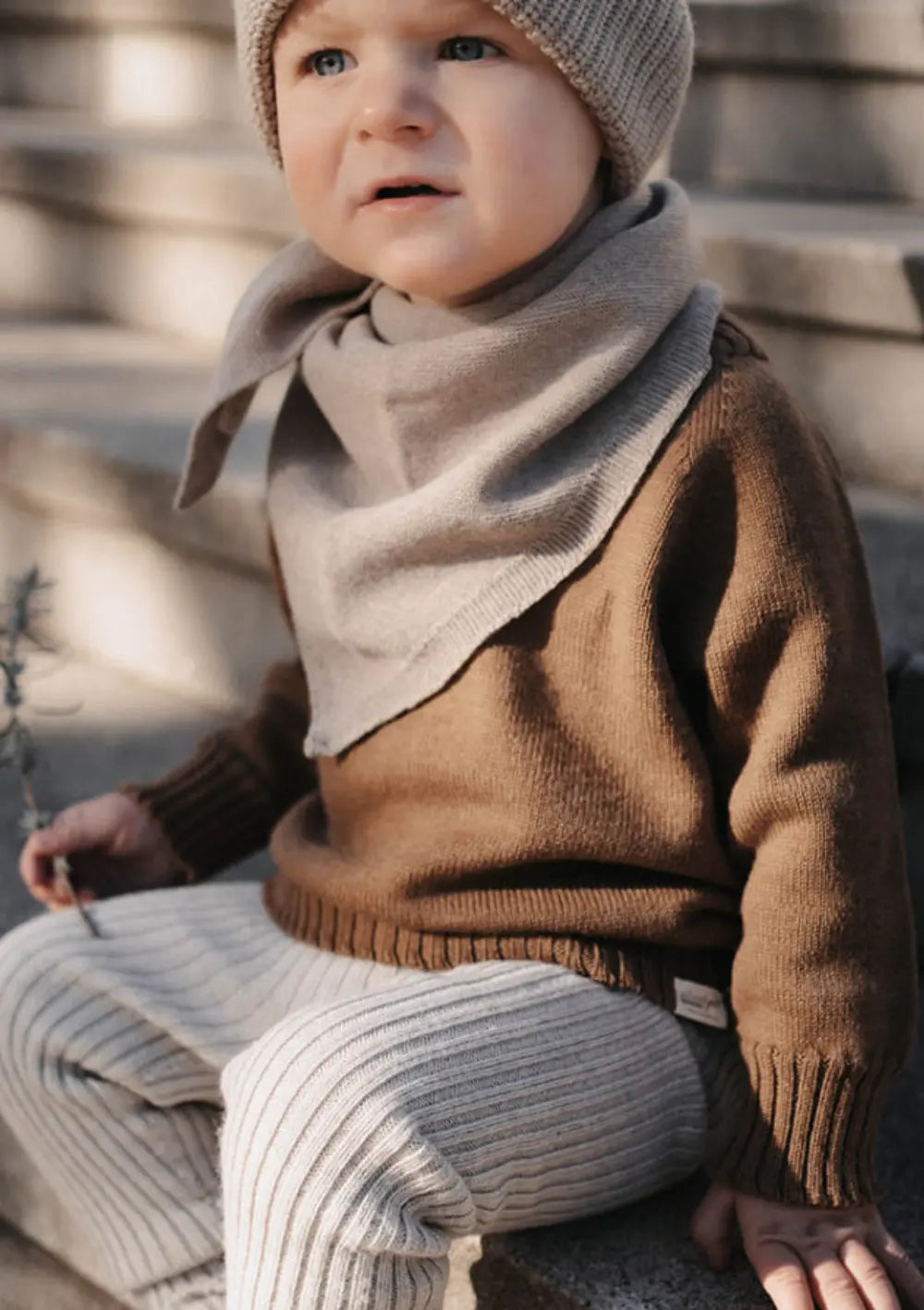 Kind trägt Strickgut Babyleggings zum Mitwachsen beige