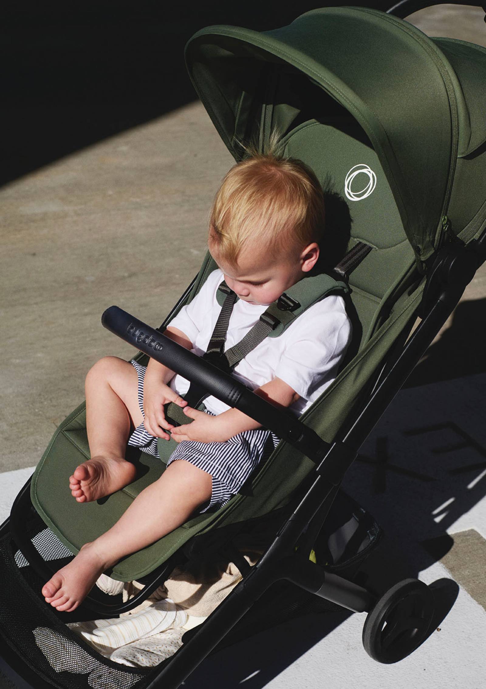 Bugaboo Buggy 'Butterfly 2' Waldgrün – Kind sitzt im Buggy