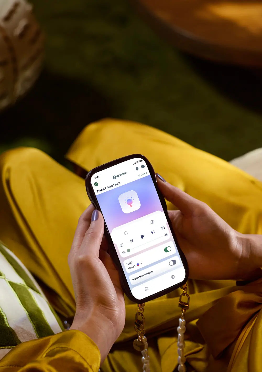 Smarte Bedienung per Smartphone: Blick auf die geöffnete Maxi-Cosi App zur Steuerung von Lichtfarbe, Musik und Projektion des Maxi-Cosi Nachtlicht & Klang Connected Home Soothe Pro.
