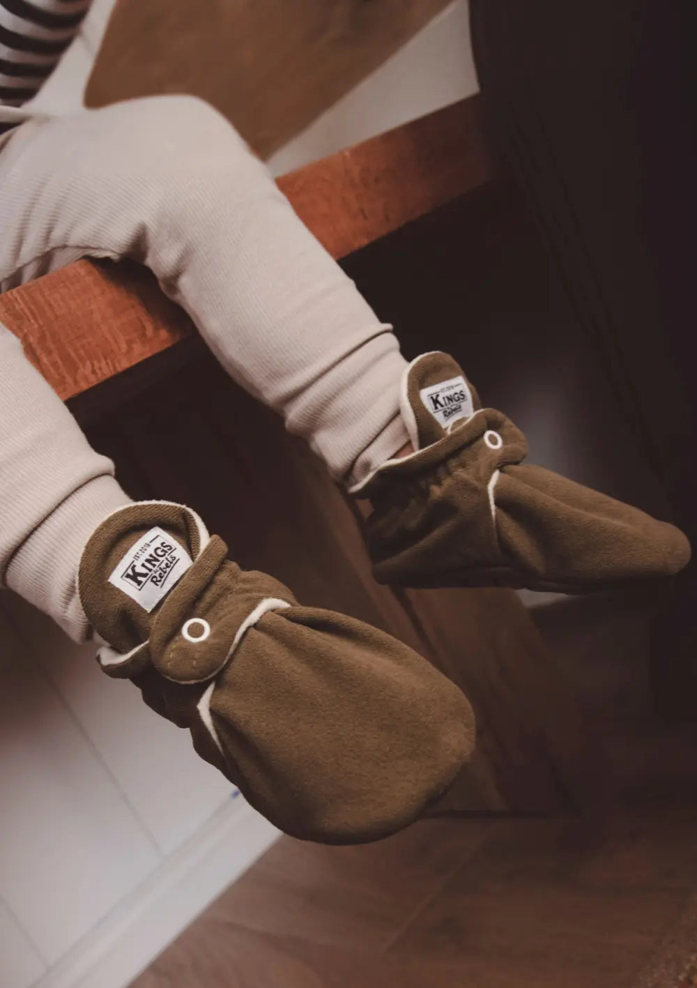 Baumelnde Babyfüße mit Kings & Rebels Booties Gamuza Cinnamon