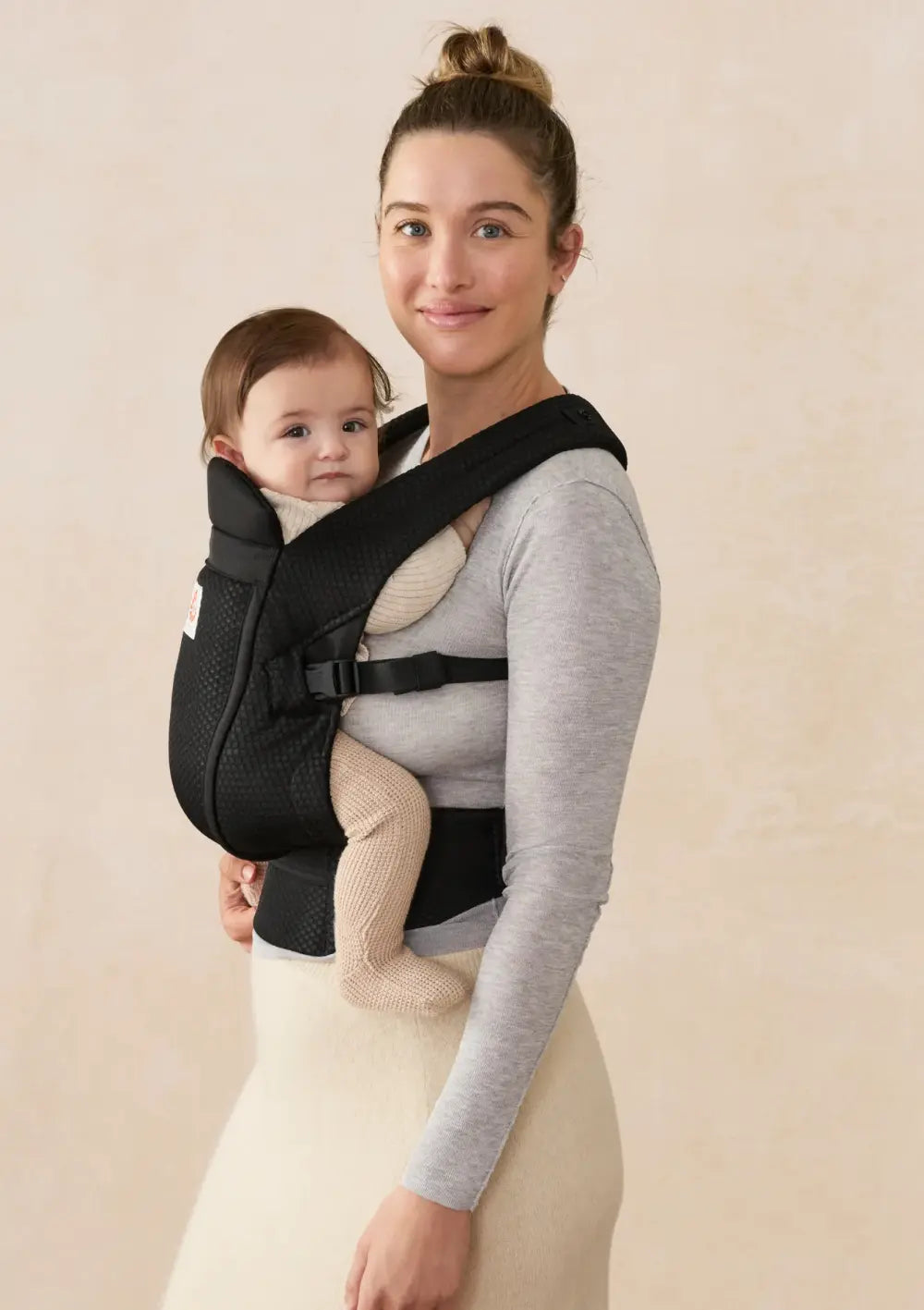 Frau trägt Baby in der Ergobaby Babytrage 'Omni Lite' Mesh Onyx Black