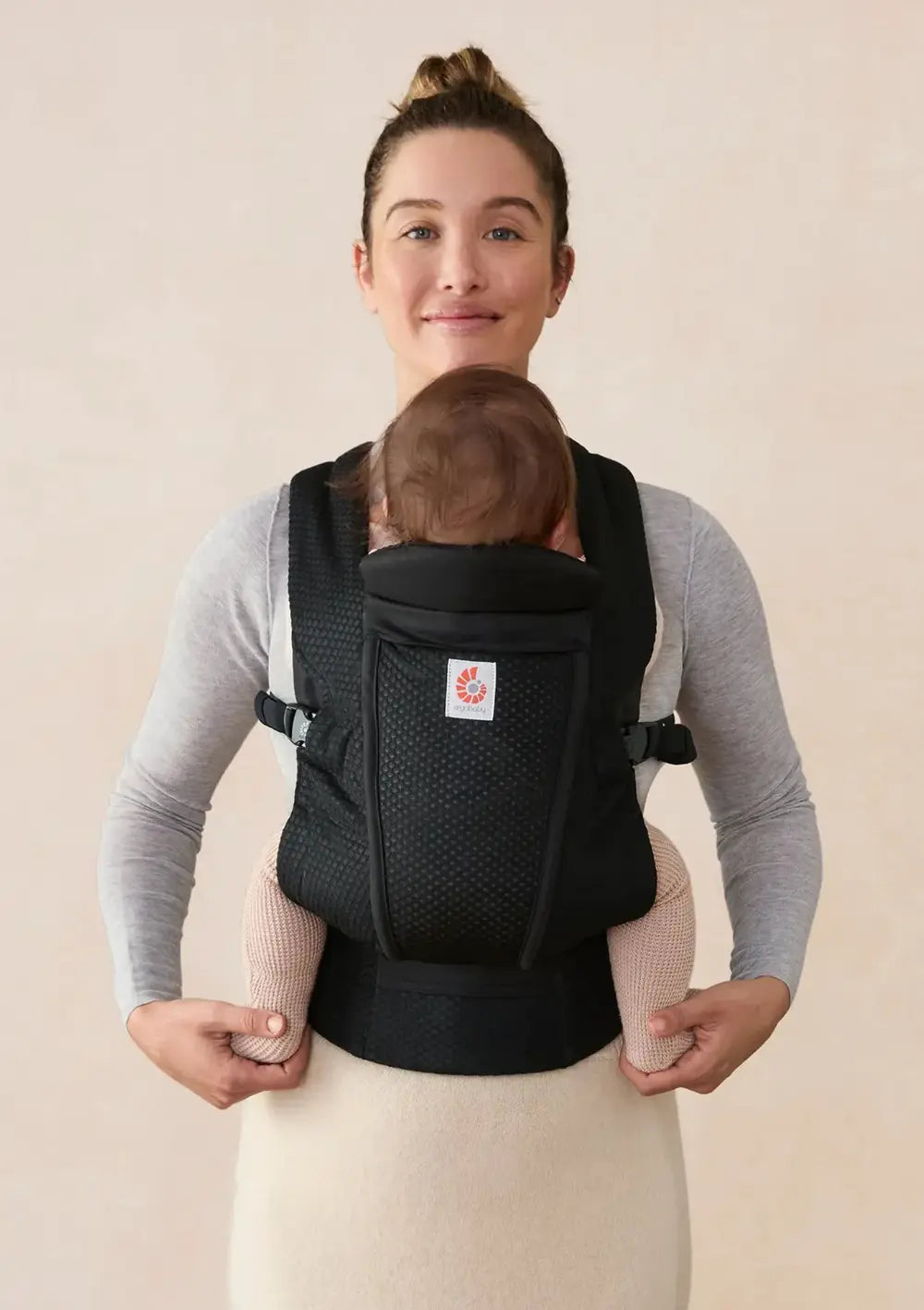 Frau trägt Baby in der Ergobaby Babytrage 'Omni Lite' Mesh Onyx Black