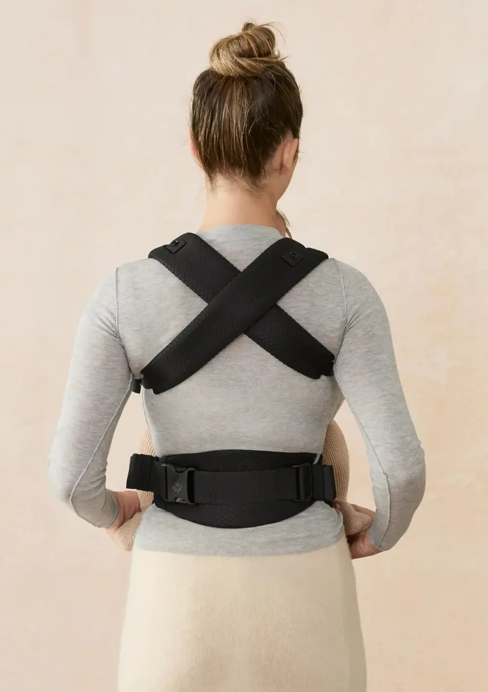 Frau trägt Baby in der Ergobaby Babytrage 'Omni Lite' Mesh Onyx Black (Rückansicht)
