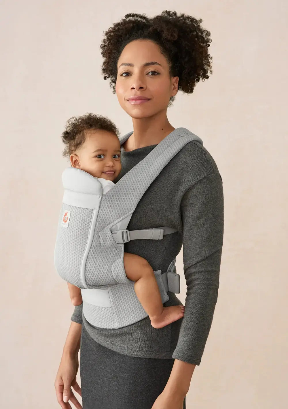 Frau trägt Baby in der Ergobaby Babytrage 'Omni Lite' Mesh Pearl Grey