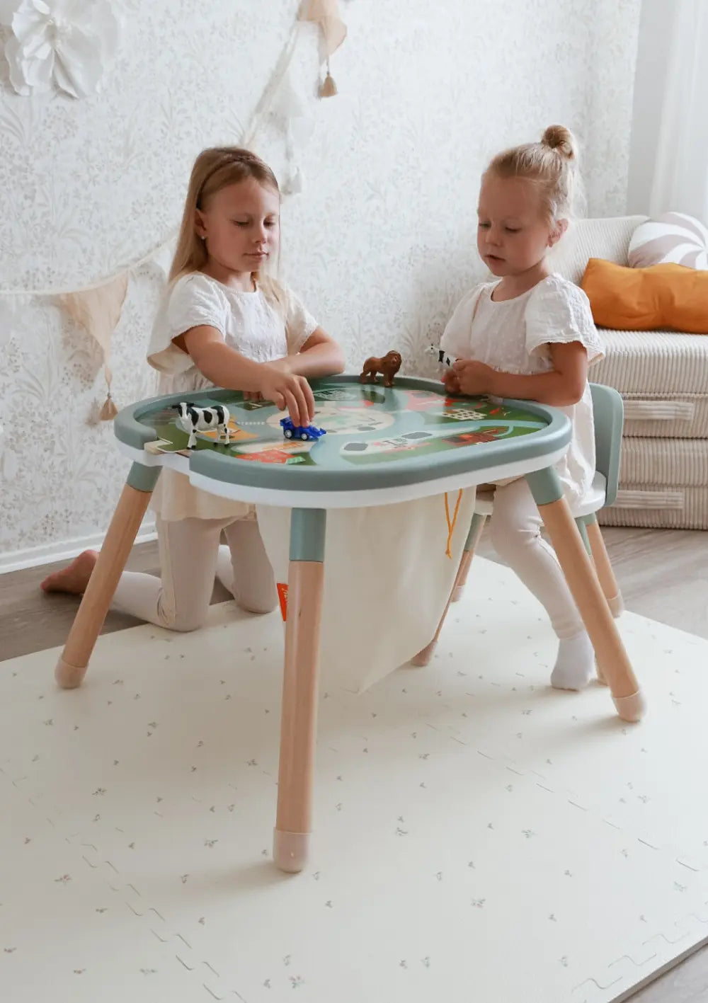 Mädchen beim Spielen am Funzy Spieltisch & Stühle Set Pastell Grün