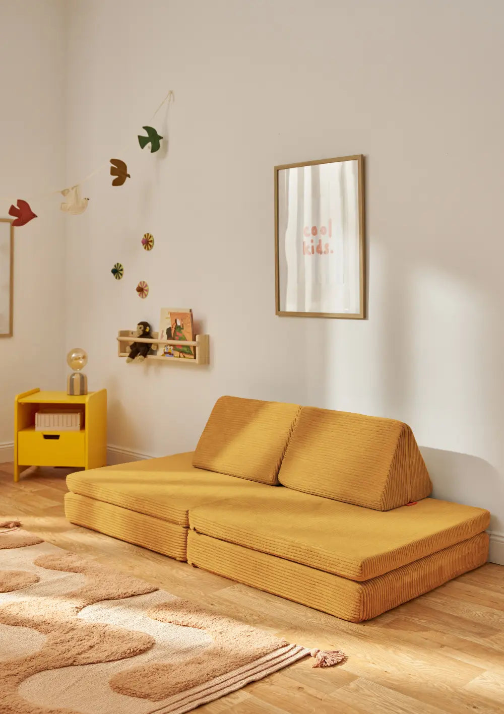 Funzy Spielsofa Cord Senf Gelb im Kinderzimmer platziert