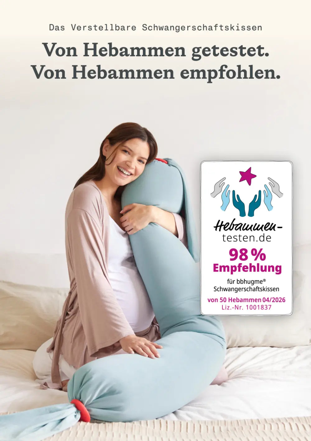 „Von Hebammen getestet. Von Hebammen empfohlen.“ Das Bild zeigt eine glückliche Schwangere im Bett, die das hellblaue bbhugme Schwangerschaftskissen hält, daneben das Siegel von hebammen-testen.de mit dem Ergebnis „98 % Empfehlung von 50 Hebammen 04/2026“.