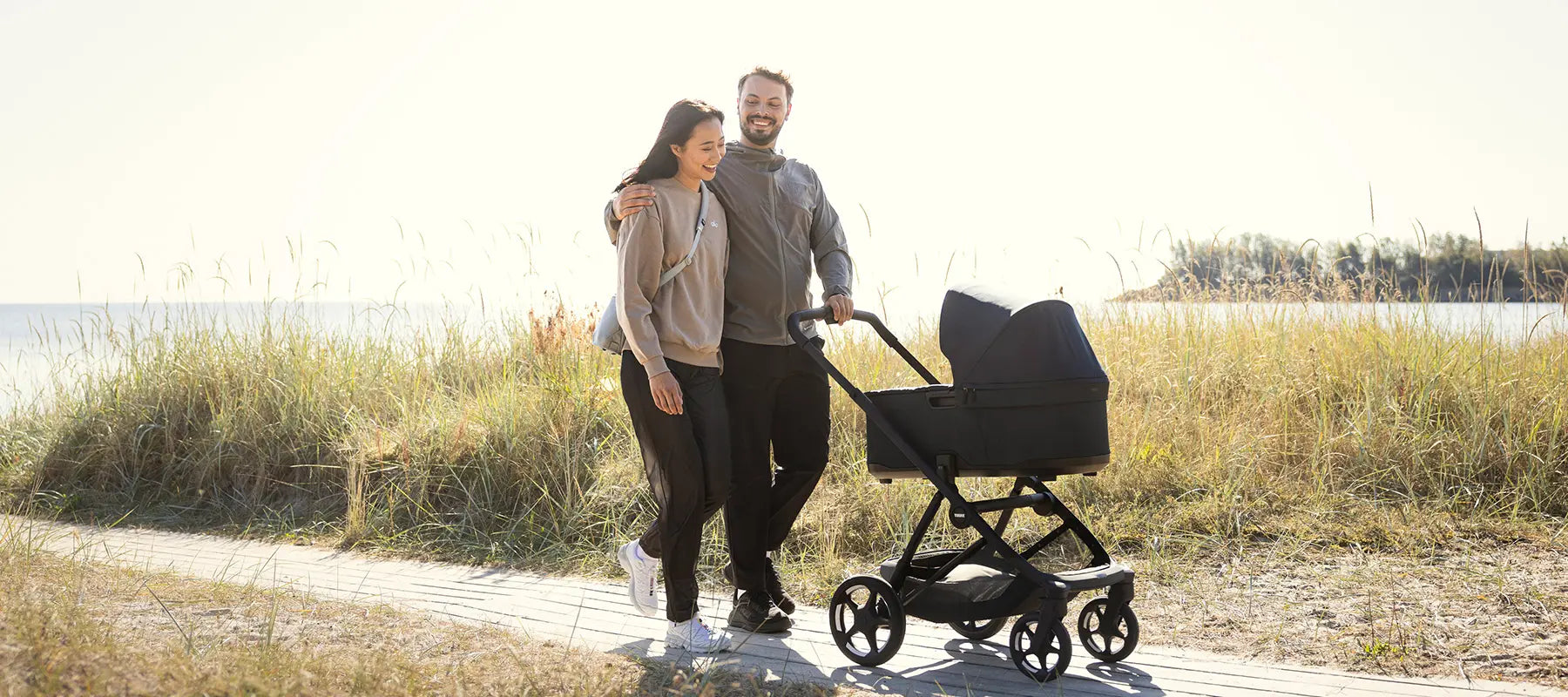 Thule Charm Kinderwagen-Set - im Bild: Eltern beim Spaziergang mit Kinderwagen