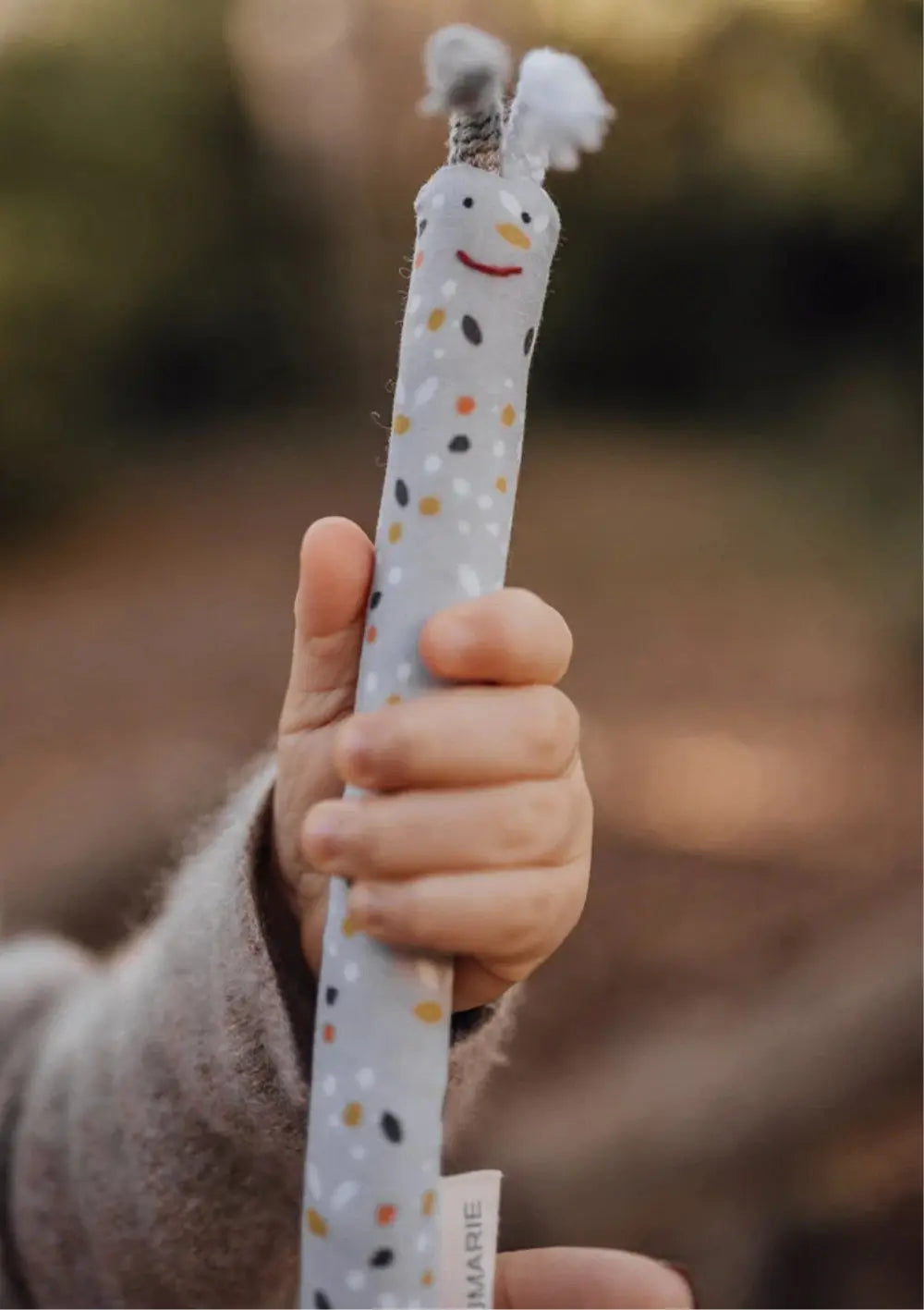 KAUMARIE Zahnungshilfe Bio-Kaumarie in kleiner Kinderhand